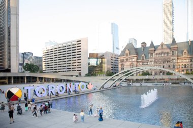 Toronto Tabelasının güzel manzarası Kanada, Toronto 'daki Nathan Phillips Meydanı' nda üç boyutlu bir işaret.