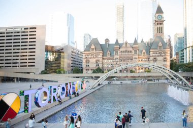 Toronto Tabelasının güzel manzarası Kanada, Toronto 'daki Nathan Phillips Meydanı' nda üç boyutlu bir işaret.