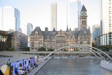 Toronto Tabelasının güzel manzarası Kanada, Toronto 'daki Nathan Phillips Meydanı' nda üç boyutlu bir işaret.