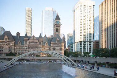 Toronto Tabelasının güzel manzarası Kanada, Toronto 'daki Nathan Phillips Meydanı' nda üç boyutlu bir işaret.