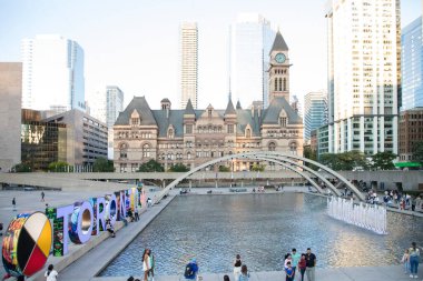 Toronto Tabelasının güzel manzarası Kanada, Toronto 'daki Nathan Phillips Meydanı' nda üç boyutlu bir işaret.