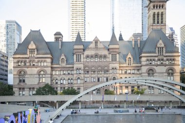 Toronto Tabelasının güzel manzarası Kanada, Toronto 'daki Nathan Phillips Meydanı' nda üç boyutlu bir işaret.