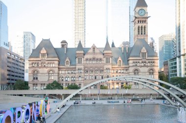 Toronto Tabelasının güzel manzarası Kanada, Toronto 'daki Nathan Phillips Meydanı' nda üç boyutlu bir işaret.