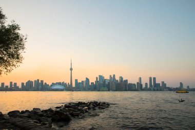 Kanada Toronto 'daki Rogers Center ve CN Tower' ın güzel manzarası