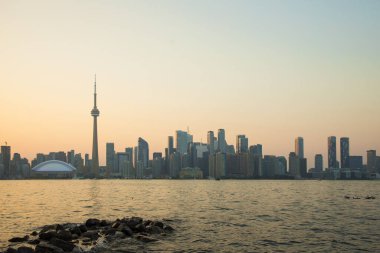 Kanada Toronto 'daki Rogers Center ve CN Tower' ın güzel manzarası