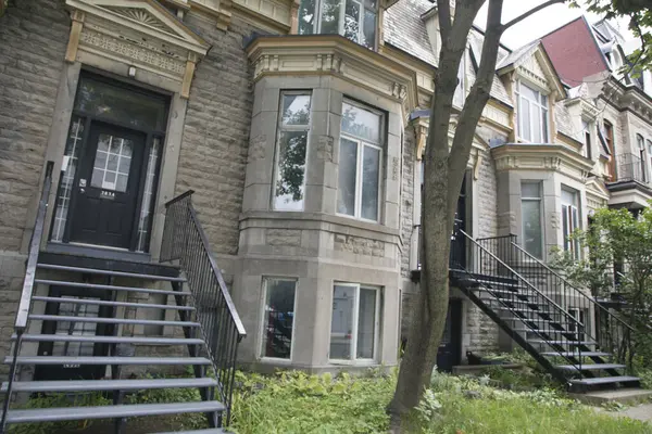 Montreal, Kanada 'daki Plateau-Mont-Royal sokaklarının güzel manzarası