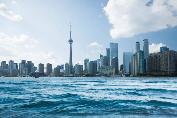 Kanada Toronto 'daki Rogers Center ve CN Tower' ın güzel manzarası