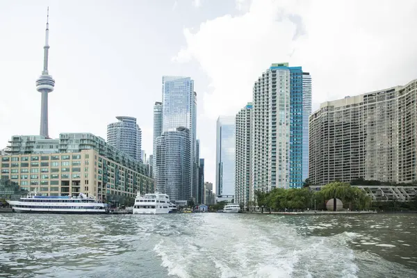 Toronto 'nun Toronto, Kanada' daki sahil manzarası çok güzel.
