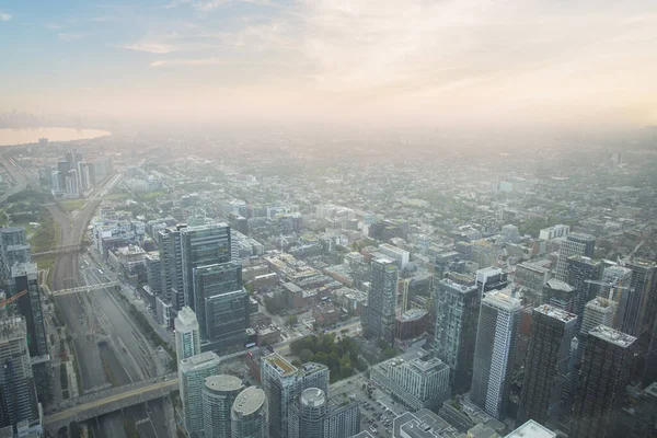 Toronto, Kanada 'daki CN Kulesi' nden şehir merkezinin güzel manzarası