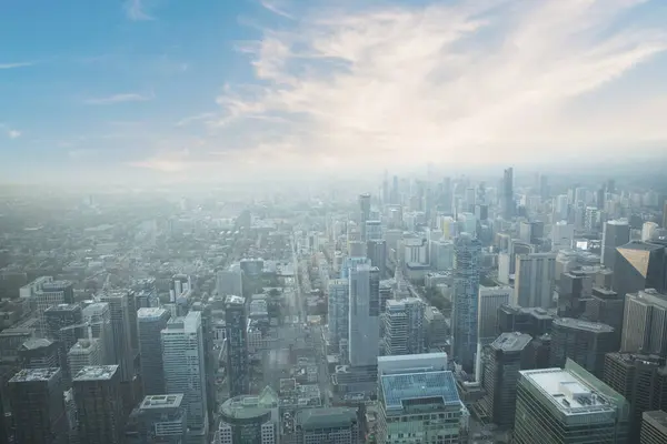 Toronto, Kanada 'daki CN Kulesi' nden şehir merkezinin güzel manzarası
