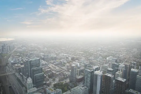 Kanada Toronto 'daki Rogers Center ve CN Tower' ın güzel manzarası