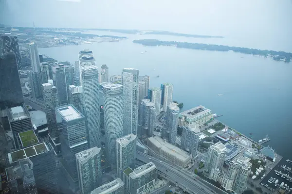 Kanada Toronto 'daki Rogers Center ve CN Tower' ın güzel manzarası