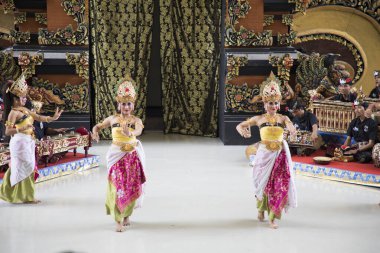Endonezya 'nın Bali Adası' ndaki geleneksel dansın güzel manzarası