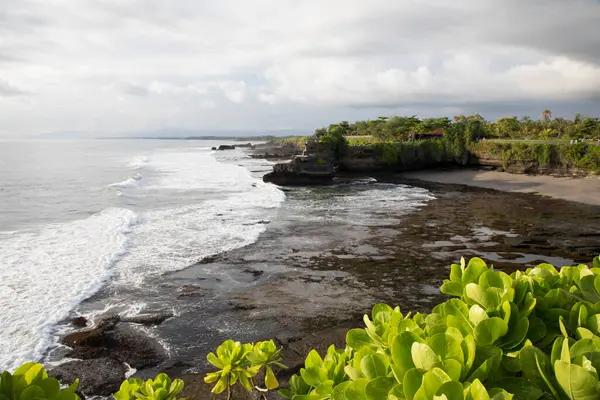 Endonezya 'nın Bali Adası' ndaki Tanah Lot tapınağının güzel manzarası