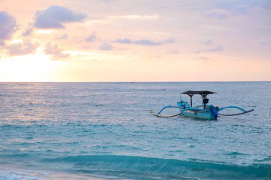 Endonezya 'nın Bali Adası' ndaki Kuta plajındaki teknelerin güzel manzarası