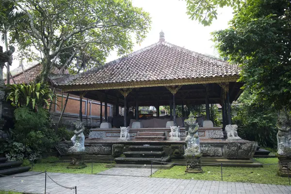 Endonezya 'nın Bali Adası' ndaki Taman Saraswati tapınağının güzel manzarası