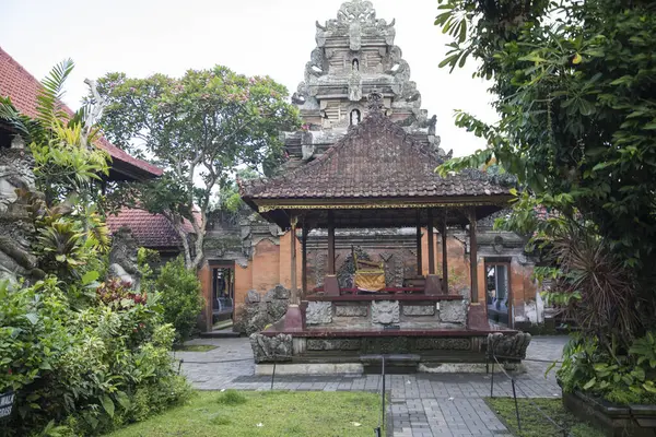 Endonezya 'nın Bali Adası' ndaki Taman Saraswati tapınağının güzel manzarası