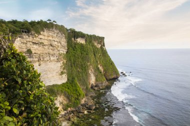 Endonezya, Bali 'de gün batımında Uluwatu kayasının güzel manzarası