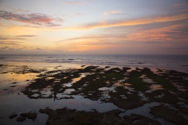 Endonezya, Bali 'de gün batımında güzel bir Uluwatu Sahili manzarası