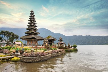 Endonezya 'nın Bali Adası' ndaki Ulun Danu Beratan Tapınağı 'nın güzel manzarası