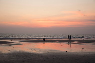 Endonezya, Bali 'de gün batımında Seminyak sahilinin güzel manzarası