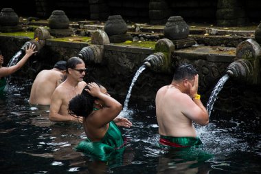 Endonezya 'nın Bali Adası' ndaki Tiran Boş Tapınağı 'ndaki sudaki insanlar