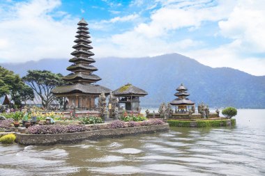 Endonezya 'nın Bali Adası' ndaki Ulun Danu Beratan Tapınağı 'nın güzel manzarası