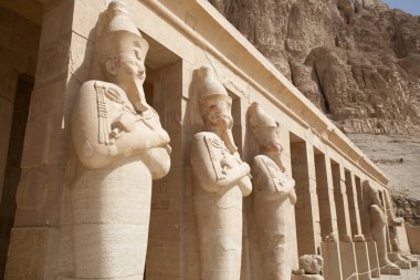 Mısır, Luxor 'daki antik Hatshepsut tapınağının güzel manzarası