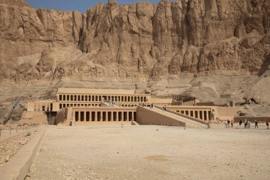 Mısır, Luxor 'daki antik Hatshepsut tapınağının güzel manzarası