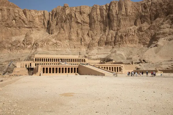 Mısır, Luxor 'daki antik Hatshepsut tapınağının güzel manzarası