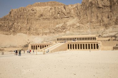 Mısır, Luxor 'daki antik Hatshepsut tapınağının güzel manzarası