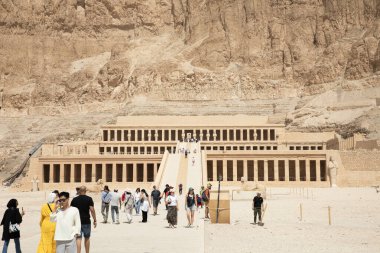 Mısır, Luxor 'daki antik Hatshepsut tapınağının güzel manzarası