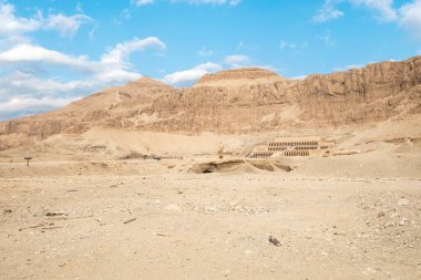 Mısır, Luxor 'daki antik Hatshepsut tapınağının güzel manzarası