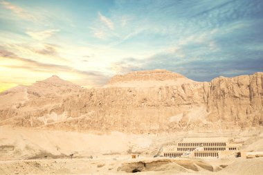 Mısır, Luxor 'daki antik Hatshepsut tapınağının güzel manzarası