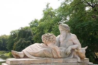 Polonya 'nın Varşova kentindeki Royal Lazienki Park' ındaki heykellerin güzel manzarası.