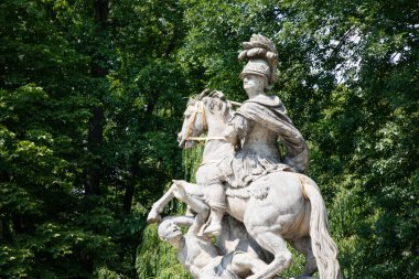 Polonya 'nın Varşova kentindeki Royal Lazienki Park' ındaki heykellerin güzel manzarası.