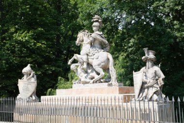 Polonya 'nın Varşova kentindeki Royal Lazienki Park' ındaki heykellerin güzel manzarası.