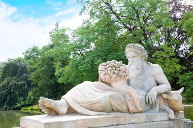 Polonya 'nın Varşova kentindeki Royal Lazienki Park' ındaki heykellerin güzel manzarası.