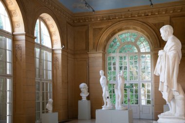 Polonya 'nın Varşova kentindeki Royal Lazienki Parkı' nın Eski Portakallarının güzel manzarası.