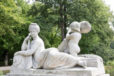 Polonya 'nın Varşova kentindeki Royal Lazienki Park' ındaki heykellerin güzel manzarası.