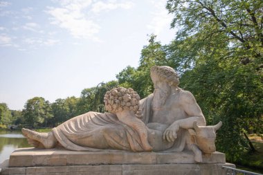 Polonya 'nın Varşova kentindeki Royal Lazienki Park' ındaki heykellerin güzel manzarası.