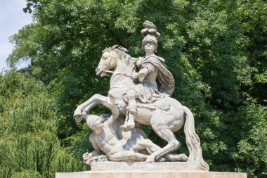Polonya 'nın Varşova kentindeki Royal Lazienki Park' ındaki heykellerin güzel manzarası.