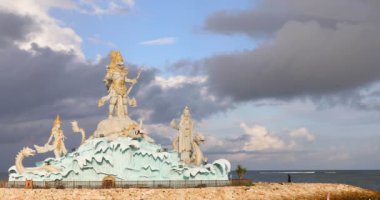 Pantai Jerman Plajı 'ndaki Varuna Heykeli Kuta, Bali Adası, Endonezya