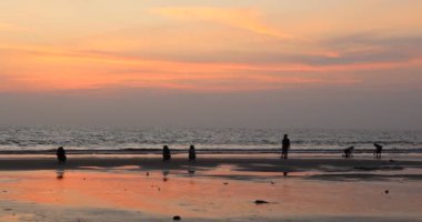 Endonezya, Bali 'de gün batımında Seminyak sahilinin güzel manzarası