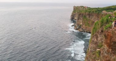 Endonezya, Bali 'de gün batımında Uluwatu kayasının güzel manzarası