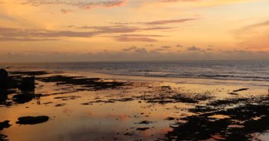 Endonezya, Bali 'de gün batımında güzel bir Uluwatu Sahili manzarası