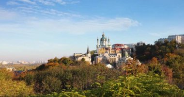 Ukrayna, Kyiv 'deki St. Andrew Kilisesi ve St. Andrew' s Descent 'in güzel manzarası
