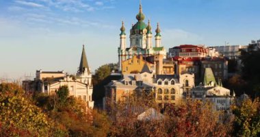 Ukrayna, Kyiv 'deki St. Andrew Kilisesi ve St. Andrew' s Descent 'in güzel manzarası