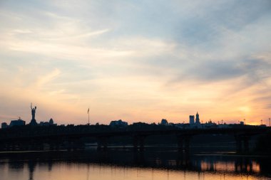 Ukrayna 'nın Kyiv, Ukrayna' daki Dnipro nehri üzerindeki Paton Köprüsü 'nün güzel manzarası