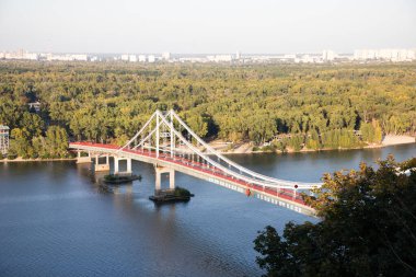 Ukrayna, Kyiv 'deki Trukhanov adasına giden köprünün güzel manzarası